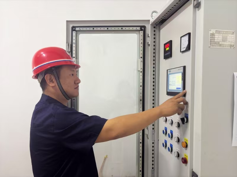 認真檢測配電設(shè)施.jpg